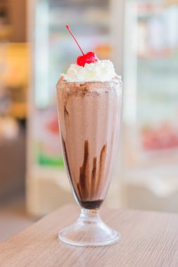 Çikolatalı muzlu süt