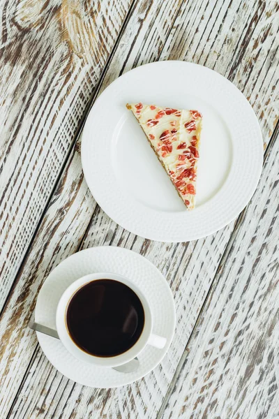 Gâteau aux canneberges et tasse à café — Photo