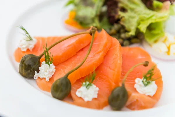 Räucherlachs-Salat — Stockfoto