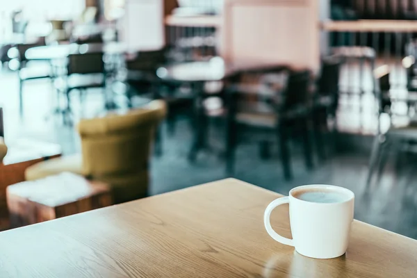 Coffee cup in coffee shop — Stock Photo, Image