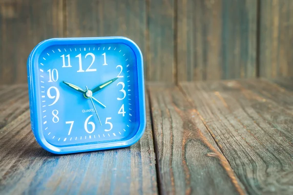 Clock on wood background — Stock Photo, Image