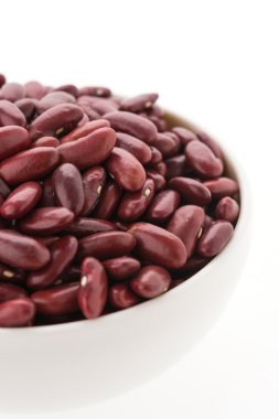 Beyaz arka plan üzerinde izole kırmızı fasulye böbrek