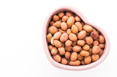 Fıstık beyaz arkaplanda izole edildi