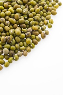 Beyaz arkaplanda yeşil mung fasulyesi