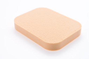 Yüz süngeri pudrası beyaza izole edilmiş.