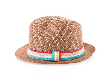 Beyaz arkaplanda kahverengi hasır şapka izole edilmiş