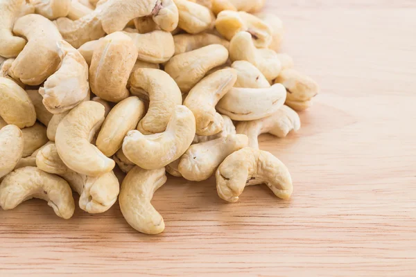 Cashewnötter på trä bakgrund — Stockfoto