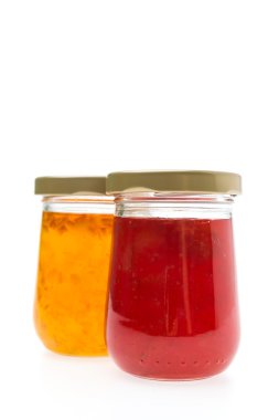 Reçel kavanozu beyaz arkaplanda izole edildi