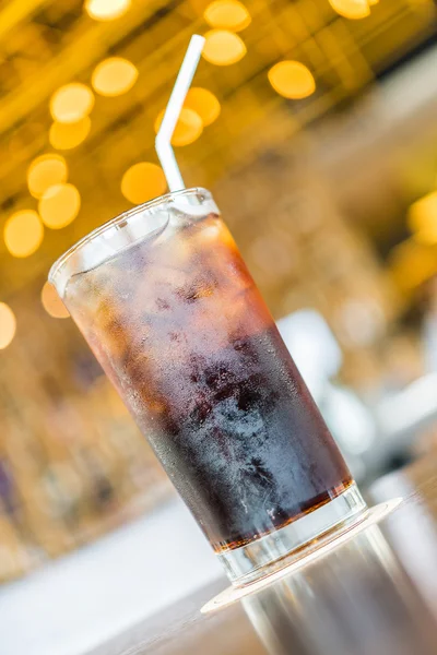 Cola glas op de achtergrond bokeh — Stockfoto