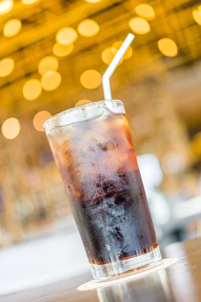 Cola glas på bokeh bakgrund — Stockfoto