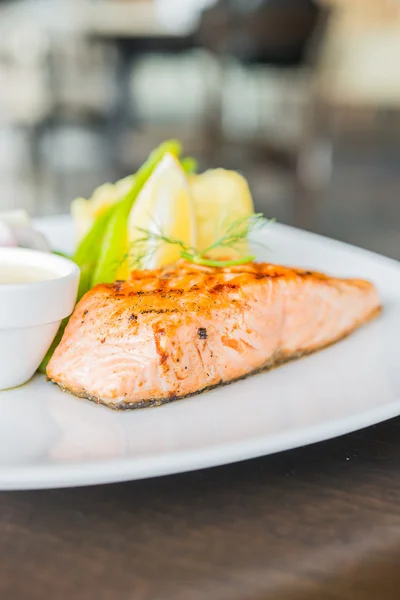 Filé de peixe de salmão bife grelhado — Fotografia de Stock