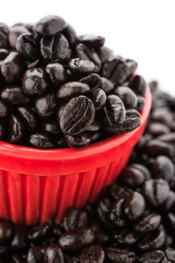 Beyaz arka planda izole kahve çekirdekleri