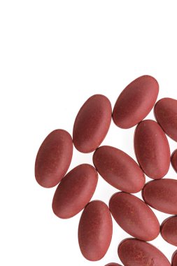 Beyaz arka plan üzerinde izole tablet hap