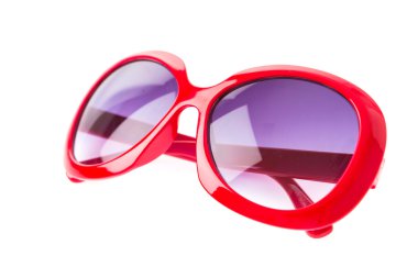 Güneş gözlüğü beyaza izole edilmiş