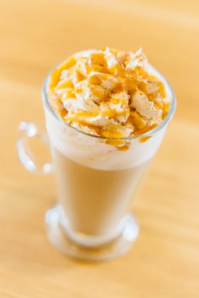 Latte Cup im Coffeeshop — Stockfoto