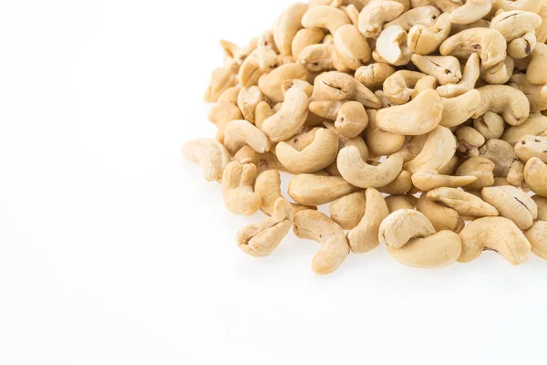 Cashewnoten geïsoleerd op witte achtergrond — Stockfoto