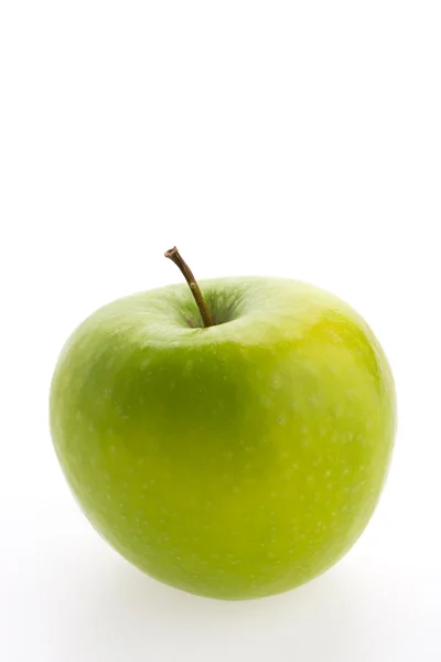 Grüner Apfel isoliert auf weißem Hintergrund — Stockfoto