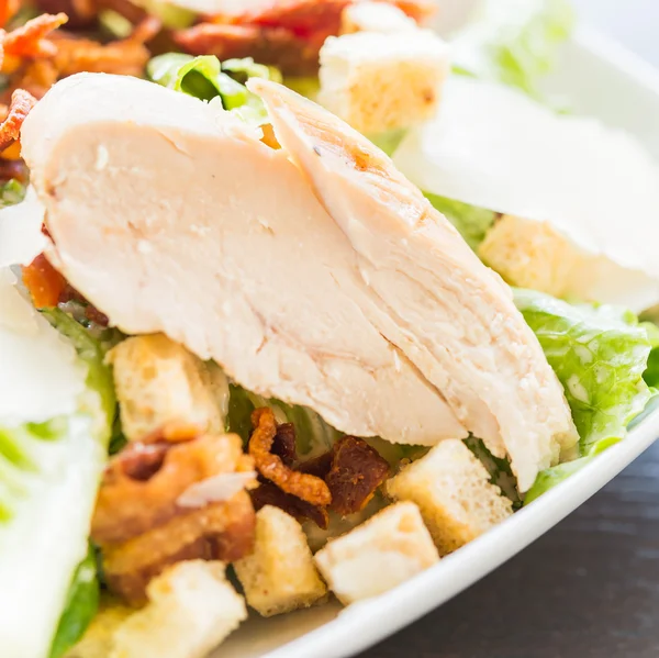 Grilled chicken salad - healthy food — Stock Photo, Image