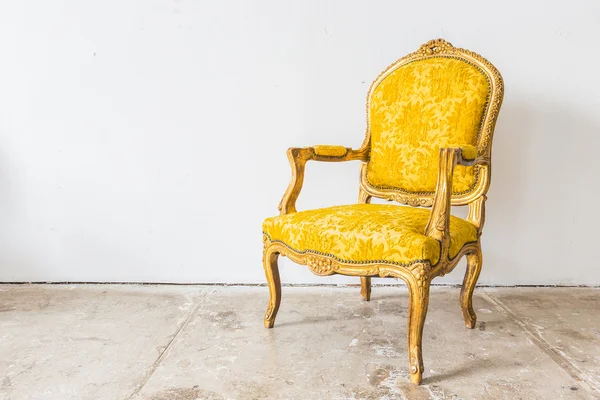 Sofá Vintage amarillo —  Fotos de Stock