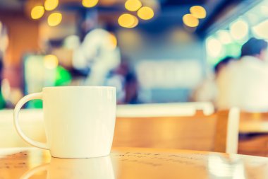 Kahve dükkanında kahve fincanı.