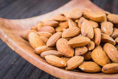 Ahşap arka planda badem