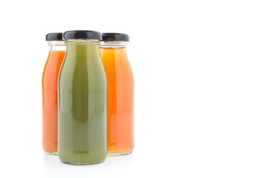 Renkli meyve suyu şişeleri