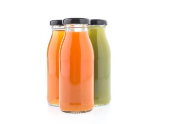 Renkli meyve suyu şişeleri