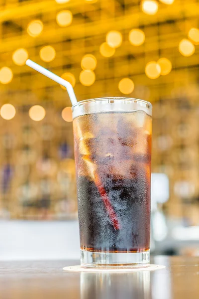 Cola glas op de achtergrond bokeh — Stockfoto