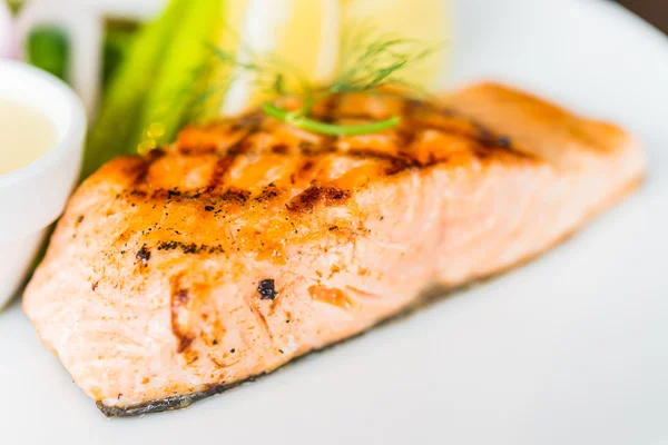 Filé de peixe de salmão bife grelhado — Fotografia de Stock