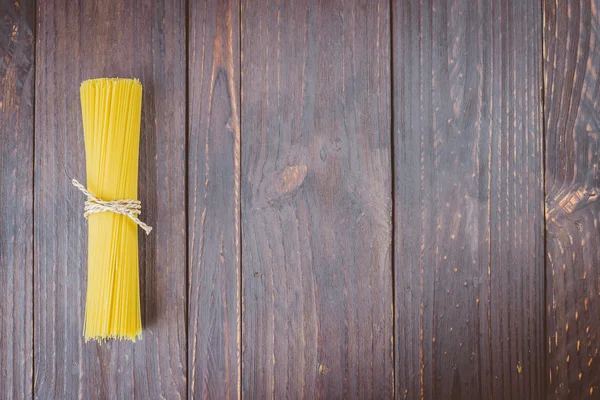 Pasta på trebakgrunn – stockfoto