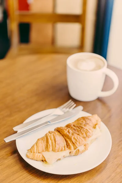 Croissant Kaffeetasse — Stockfoto