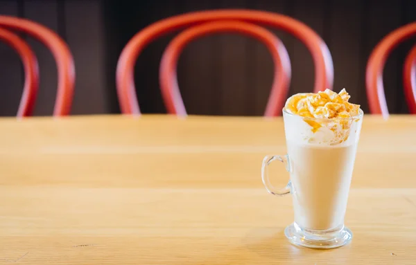 Latte tasse dans le café — Photo