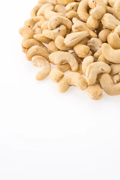 Cashewnötter på vit — Stockfoto