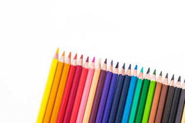 beyaz üzerine renkli kalemler