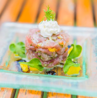 Ton balıklı tartar salata