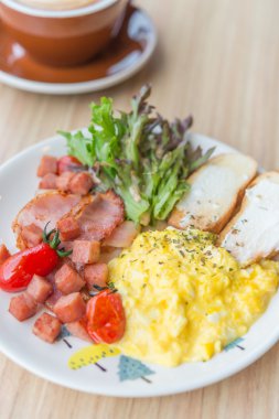 Tam kahvaltı tabağı