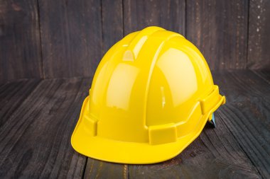 Ahşap arka plan üzerinde inşaat zor şapka