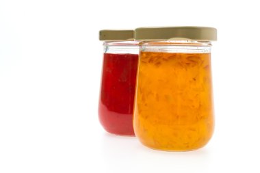 Reçel kavanozu beyaz arkaplanda izole edildi