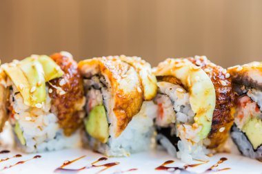 Yılan balığı balık suşi roll