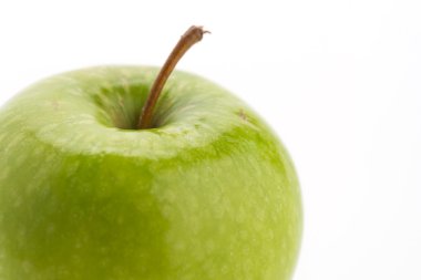 elma beyaz arkaplanda izole edildi