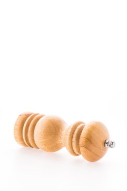 Beyaz arka plan üzerinde izole karabiber ahşap şişe