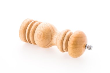 Beyaz arka plan üzerinde izole karabiber ahşap şişe