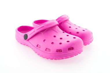 Beyaz arkaplanda izole edilmiş pembe sandaletler