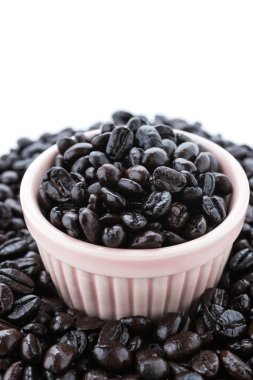 Beyaz arka planda izole kahve çekirdekleri