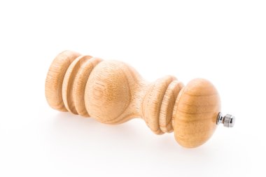 Beyaz arka plan üzerinde izole karabiber ahşap şişe