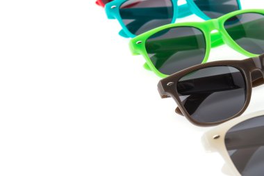 güneş gözlüğü gözlük üzerine beyaz izole