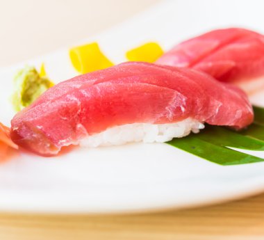 ton balıklı sushi