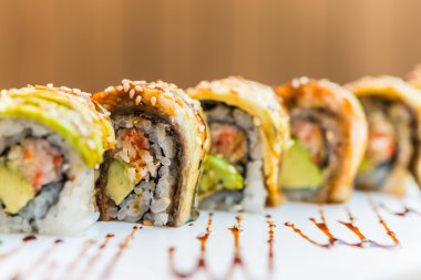 Yılan balığı balık suşi roll