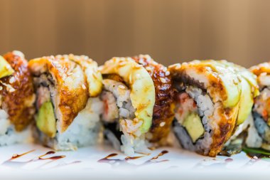 Yılan balığı balık suşi roll
