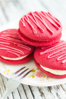 Kırmızı kadife acıbadem kurabiyesi